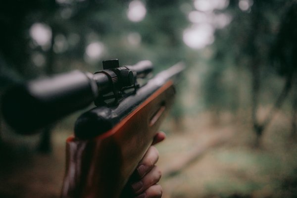 Quels sont les équipements indispensables pour la chasse et la pêche dans les Alpes ?